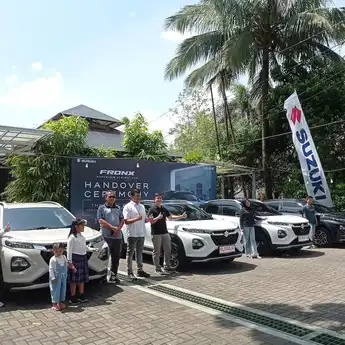 Suzuki Fronx Resmi Hadir di Kalimantan Barat, 5 Unit Pertama Diserahkan ke Konsumen