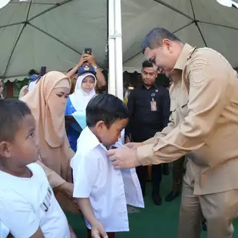 Pemkot Makassar Salurkan Seragam Gratis, Wali Kota Larang Keras Jual-Beli di Sekolah