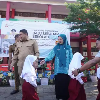 Munafri dan Melinda Aksa Serahkan Langsung Seragam Gratis ke Siswa