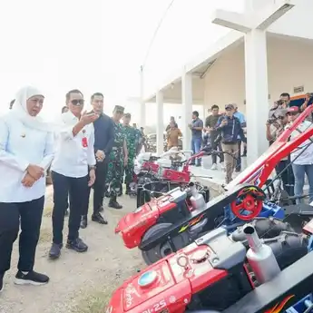 Serahkan Alsintan, Gubernur Jatim Dorong Modernisasi Pertanian di Kabupaten Tuban