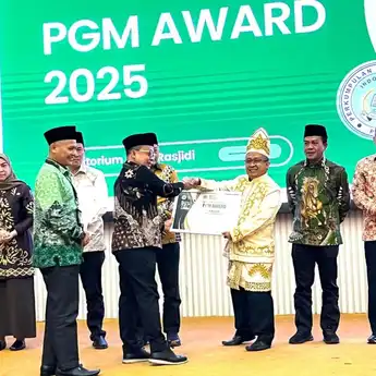 Dinilai Berhasil Majukan Pendidikan Madrasah, Gubernur Kalsel Terima PGM Award 2025