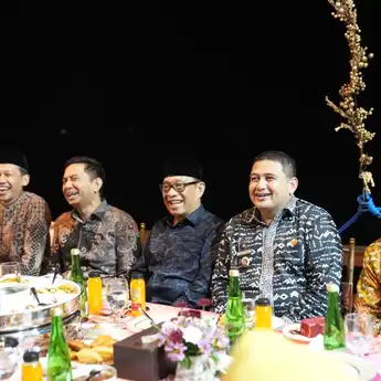 Wali Kota Makassar Dampingi Menag RI Nikmati Senja di Pantai Losari