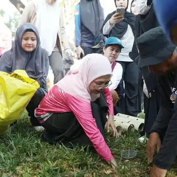 TP PKK Makassar Tanam 30 Lubang Biopori di Taman Gajah Losari