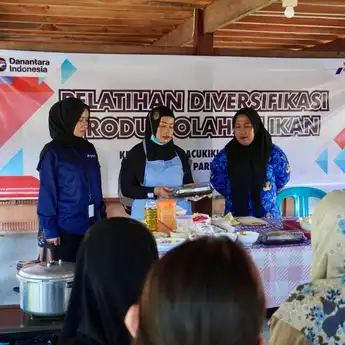 UMKM Binaan Pertamina Ajari Emak-emak di Parepare Bikin Olahan Bandeng Presto 
