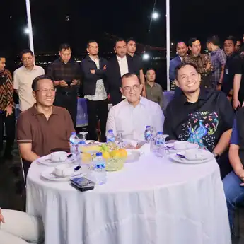 Menteri Hukum RI Nikmati Malam di Musi Cruise, Kagumi Keindahan Palembang dan Jembatan Ampera