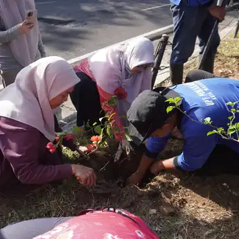 TP PKK Makassar Tanam Bougenville dan Lubang Biopori di Anjungan Losari, Dorong Kepedulian Lingkungan
