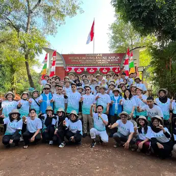 Pohon untuk Masa Depan: Anak Muda Tanam Mangrove di Pesisir Jakarta