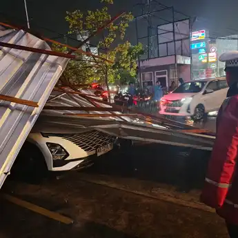 Angin Kencang Terbangkan Atap Seng, Tiga Mobil Tertimpa di Parkiran Pizza Hut Kubu Raya