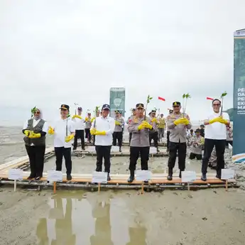 Kapolri dan Menteri LHK Tanam Ribuan Mangrove di Mempawah, Pulihkan Ekosistem Pesisir