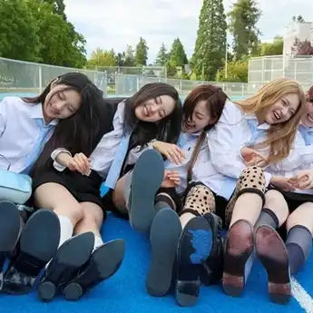 Lirik Lagu DANCING ALONE - KiiiKiii