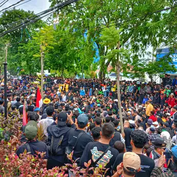 Tuntut Reformasi DPR, Ribuan Orang Penuhi Depan Gedung DPRD Kalsel