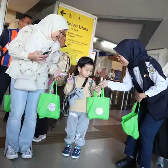 KAI Daop 2 Bandung Rayakan Hari Pelanggan Nasional dengan Kejutan Spesial