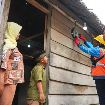 Program Light Up The Dream PLN Terangi 120 Rumah Warga Kurang Mampu di Wilayah S2JB