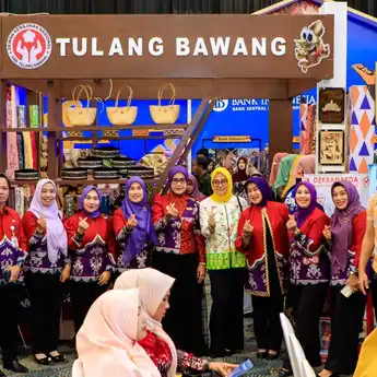 Tulang Bawang Tampilkan Karya Terbaik: Tapis, Batik, hingga Madu Aro Memikat Pameran Kriya Jemari 2025