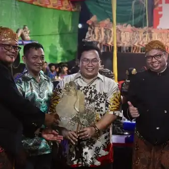 Sampaikan Salam Bupati Sujiwo, Wabup Sukiryanto: Ajak Warga Jaga Persatuan Lewat Budaya Saat Pagelaran Wayang Kulit