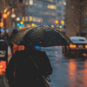 Hujan-hujanan Bisa Membuat Tubuh jadi Sakit, Mitos atau Fakta?