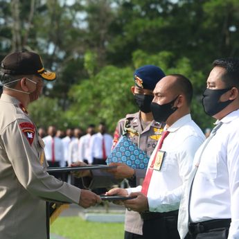 Kapolda Serahkan Penghargaan Kepada Personil Yang Berhasil Ungkap Kasus Senpi