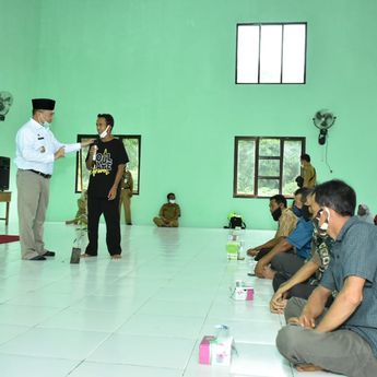 Gubernur Erzaldi Antarkan Bantuan Untuk Kelompok Tani Lada Desa Paku
