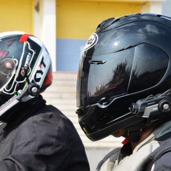 Sering Disepelekan, Menutup Kaca Helm Punya Fungsi Yang Penting