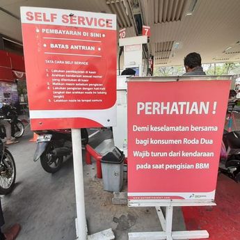 Pengendara Motor Harus Turun Saat Mengisi Bensin, Ini Alasannya