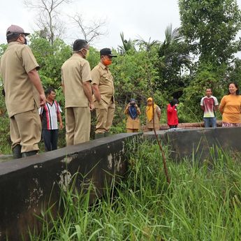 Tanggapi Keluhan Warga, Wabup Bangka Tinjau Saluran Air Dusun II Merawang