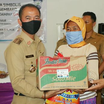 Bupati Bangka Salurkan Sembako Untuk Warga Pangkal Niur dan Banyuasin