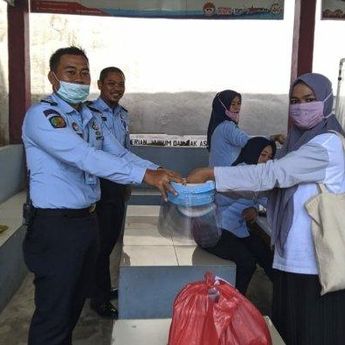 Cegah Covid-19, Mahasiswa KKN UBB Membuat dan Bagikan Face Shield