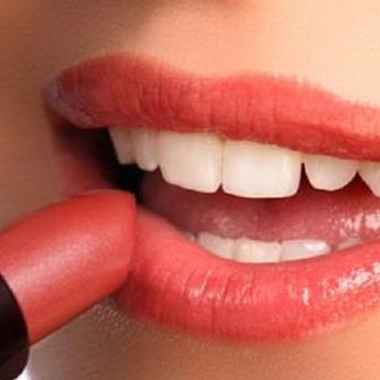 Hindari Mengulum Bibir Saat Ratakan Lipstik, Ini Akibatnya