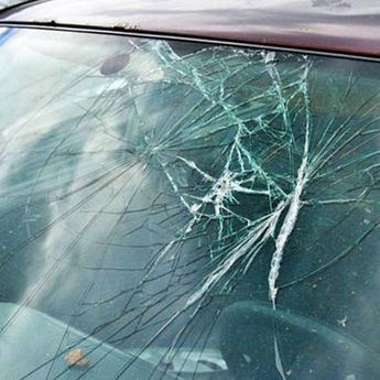 Diperbaiki Atau Di Ganti Jika Kaca Mobil Pecah?