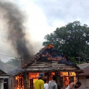 Satu Rumah Warga di Desa Belilik Hangus Terbakar, Dua Mobil Damkar Dikerahkan
