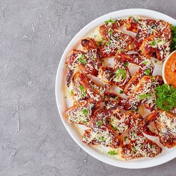 Cara Membuat Spicy Parmesan Chicken Wings Dengan Gurihnya Keju Italia
