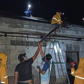 Diguyur Hujan Angin, Atap Sebuah Rumah di Sungailiat Porak Poranda 