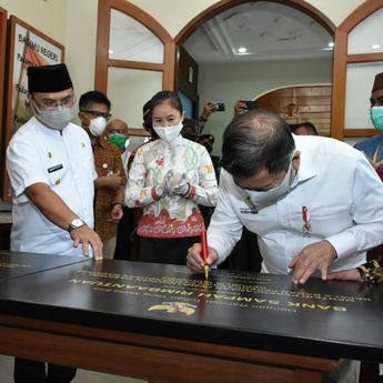 Menteri PPN/Bappenas Resmikan Galeri Budaya Cinta Alam dan Bank Sampah di Belitung