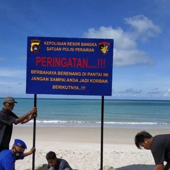 Cegah Timbulnya Korban, Polair Pasang Papan Peringatan di Pantai Rambak