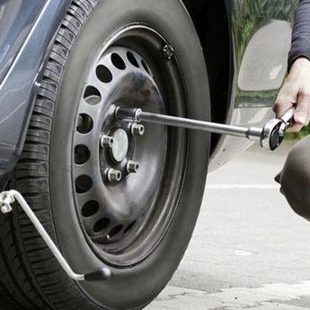 Kebiasaan Yang Tidak Benar Ketika Ganti Ban Mobil Sendiri  