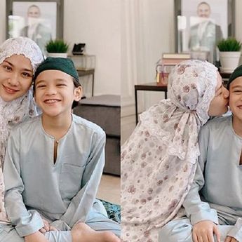 Tatapan Mata BCl Curi Perhatian saat Berziarah Bersama Noah ke Makam Ashraf Sinclair
