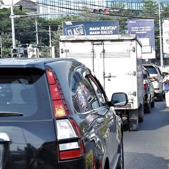 Ketika Mobil Berhenti di Lampu Merah, Sebaiknya Aktifkan Rem Kaki Atau Handbrake?