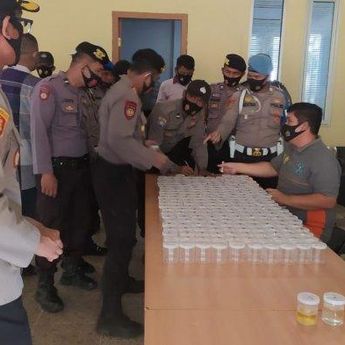 Gelar Pemeriksaan, 229 Anggota Polres Bangka Barat Jalani Tes Urine