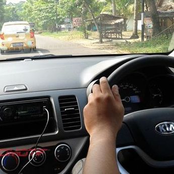 Bahaya, Tidak Boleh Mengemudikan Mobil Pakai Satu Tangan  