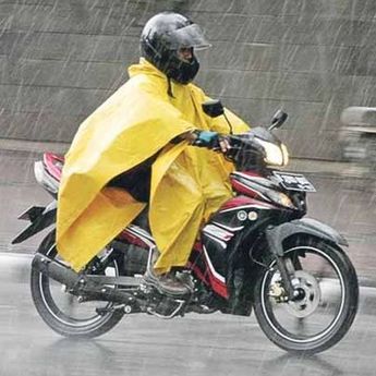 Jas Hujan Model Ponco Bisa Menyebabkan Celaka, Fakta Atau Mitos?  