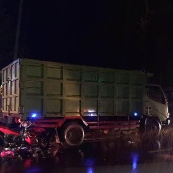 Tabrak Truk Yang Sedang Parkir di Jalan Raya Kelapa, Sepeda Motor Ringsek