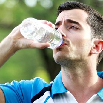 Walau Sedang Haus, Jangan Minum Air Terlalu Banyak. Mengapa ?