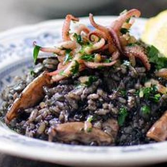 Cara Membuat Nasi Goreng Hitam Tinta Cumi Dengan Cita Rasa Yang Khas