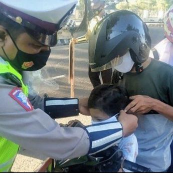 Bagikan Masker ke Pengendara, Satlantas Polres Bangka Tengah Minta Masyarakat Tingkatkan Kewaspadaan