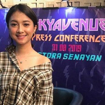 Ketagihan Hawa Swedia, Rahmania Astrini Lancar Menulis Lagu 