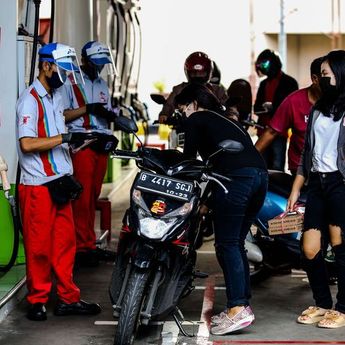 Goyangkan Motor Ketika Isi Bensin, Hanya Mitos Belaka atau Benar Efektif?  