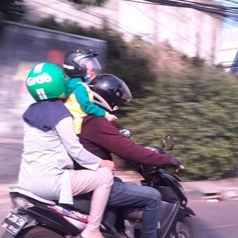 Berikut Ini Cara Benar Bonceng Anak Kecil dengan Sepeda Motor 