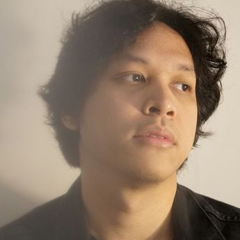 Beda Menulis Lagu dan Buku bagi Baskara Putra "Hindia" 