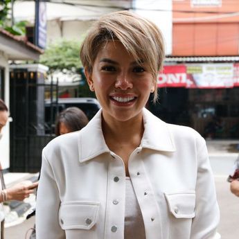Nikita Mirzani Hadiahkan Uang Tunai Rp 1,4 Miliar Saat Anak Keduanya Sunat