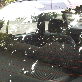 Bukan Sekadar Hiasan, Ini Fungsi Garis-garis Yang Menempel di Kaca Belakang Mobil  